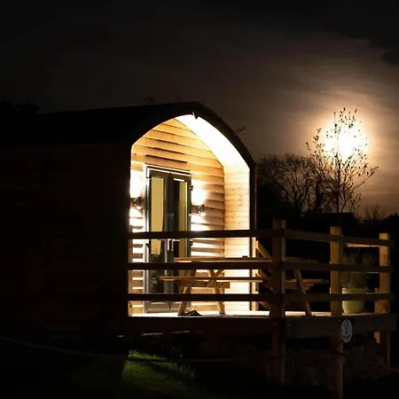The Getaway - The Red Kite - Pet Friendly Luxury Glamping - Adults Only دونغارفان